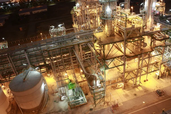 gece vakti Petrokimya fabrikasının aydınlatma