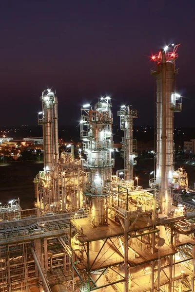 밤 시간에에서 석유화학 공장 조명 — 스톡 사진