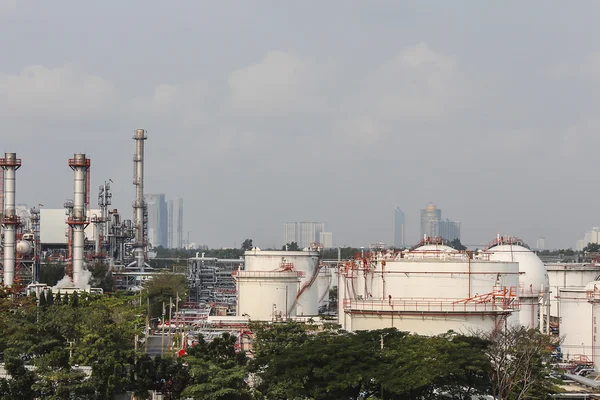 Usine de pétrole avec ciel — Photo