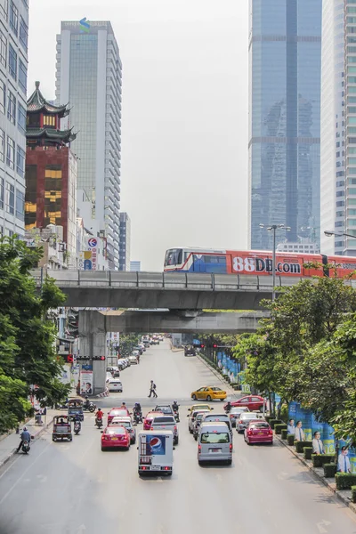 都市、バンコク、タイでビジー状態のトラフィック — ストック写真