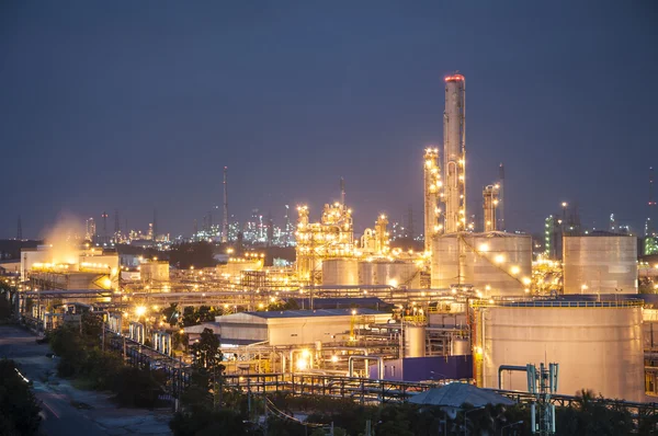 Nattbild av kemisk fabrik — Stockfoto