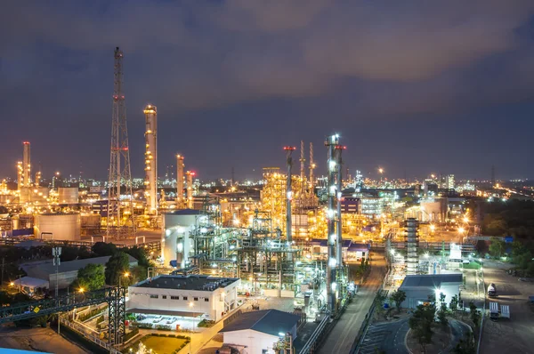 Nachtscène voor chemische fabriek — Stockfoto