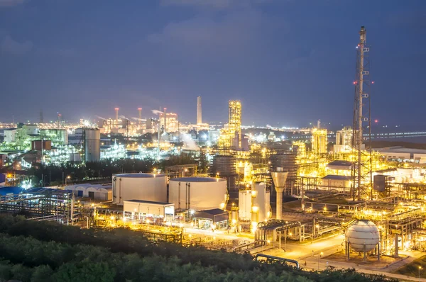 Scène nocturne de l'usine chimique — Photo