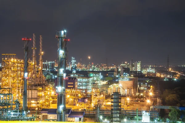 Cena noturna de planta química — Fotografia de Stock