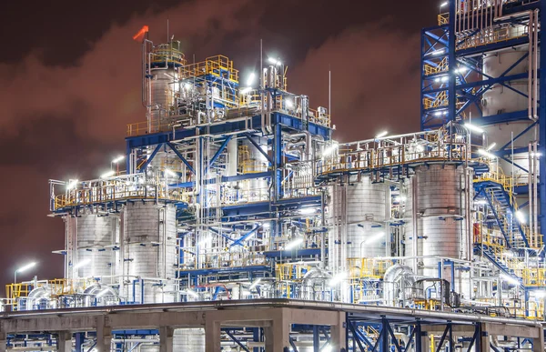 Cena noturna de planta química — Fotografia de Stock