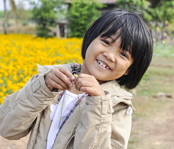 Дети счастливы в желтом цветочном саду — стоковое фото
