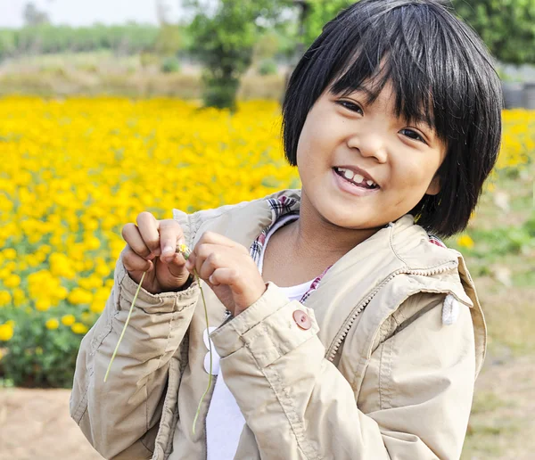 Kinder freuen sich im gelben Blumengarten — Stockfoto