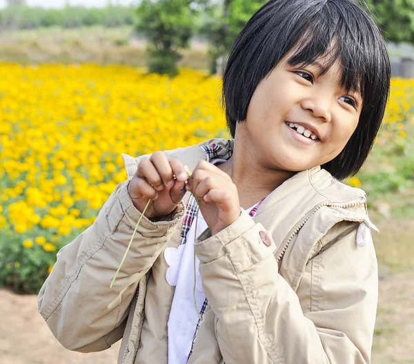 Children to happy in yellow flower garden — Stock Photo, Image