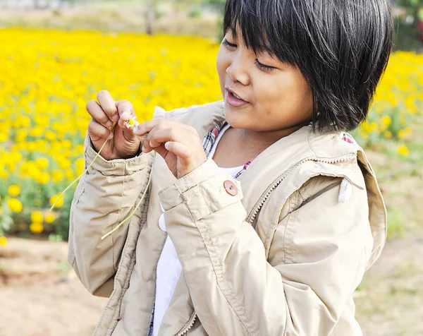 Children to happy in yellow flower garden — Stock Photo, Image
