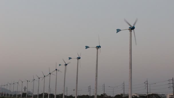 Rüzgar türbinleri - yeşil enerji — Stok video