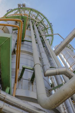 raffinaderij toren met blauwe hemel