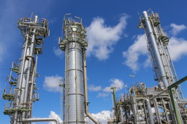 raffinaderij toren met blauwe hemel