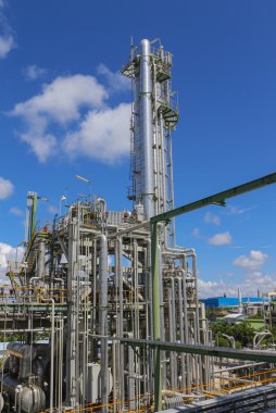 raffinaderij toren met blauwe hemel