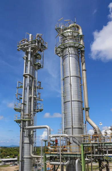 Torre de refinería con cielo azul — Foto de Stock