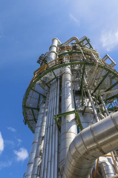 Torre de refinería con cielo azul — Foto de Stock