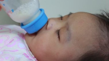 küçük bebek içme sütü