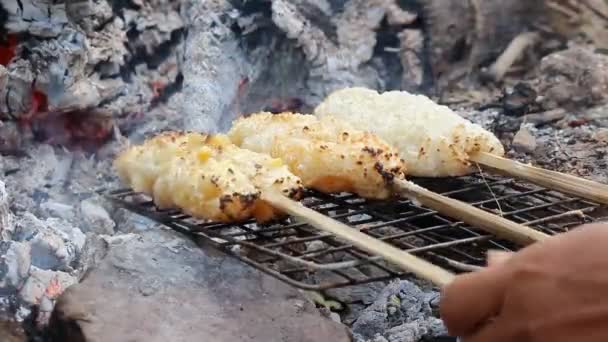 Ragacsos rizs grill, Thaiföld — Stock videók