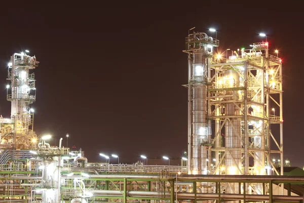 Kemisk fabrik i natt — Stockfoto