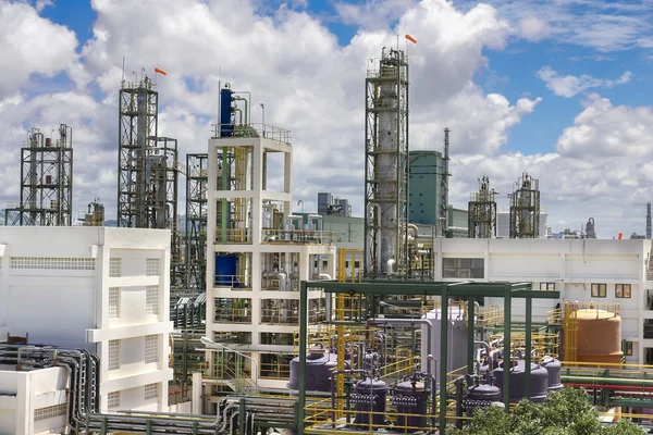 Chemische fabriek op dagtijd — Stockfoto