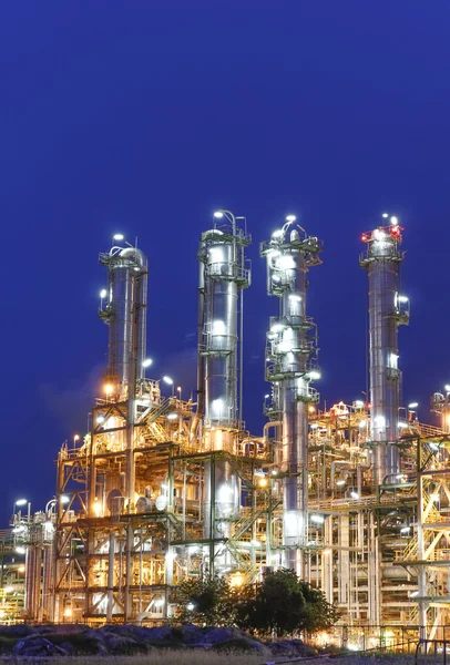 Ночная сцена нефтехимического завода — стоковое фото