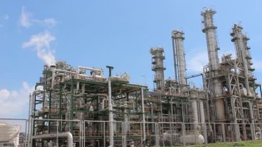 Mavi gökyüzü olan fabrika