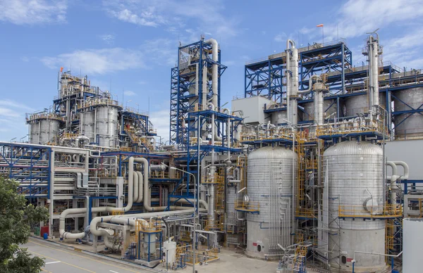 Planta petroquímica com céu azul — Fotografia de Stock