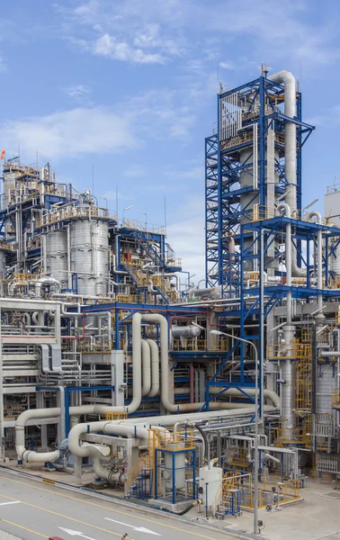 Planta petroquímica con cielo azul —  Fotos de Stock