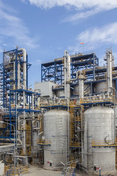 Planta petroquímica con cielo azul —  Fotos de Stock