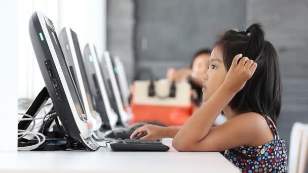 Op computer Zoek in class kamer — Stockvideo