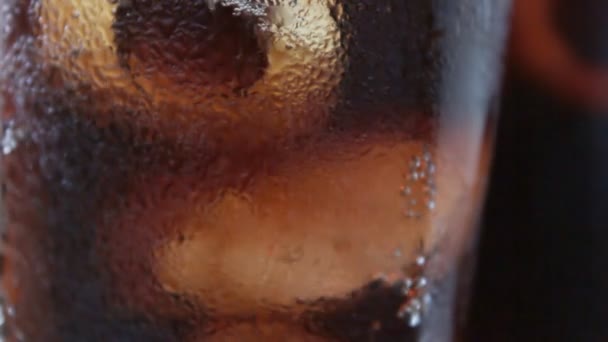 Крупный план прохладительного напитка — стоковое видео