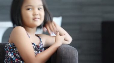 zaman kanepede relax