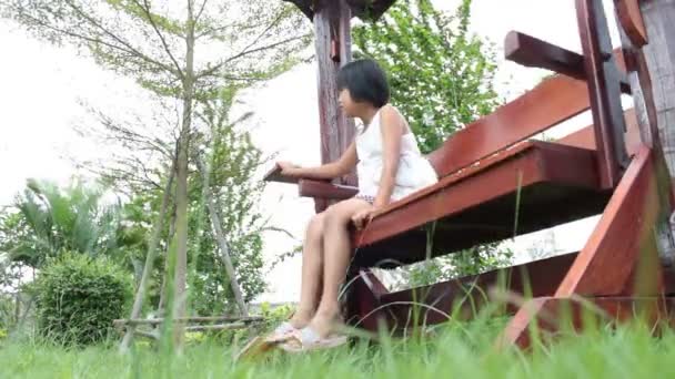 Děti k odpočinku na stojanu — Stock video