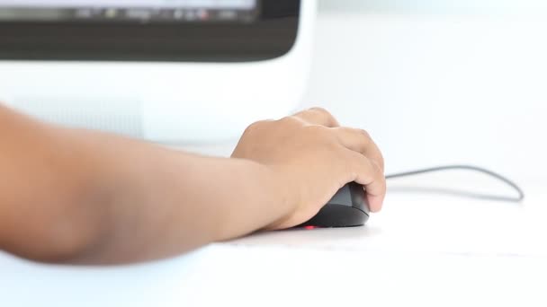 Çocukların fare kontrol bilgisayar kullanımı — Stok video