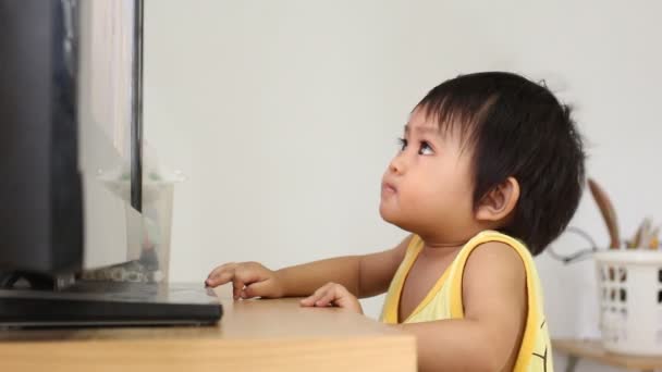 Gyerekek néz televízió — Stock videók