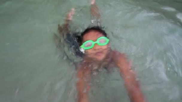 Niños divertidos jugando en el mar — Vídeos de Stock