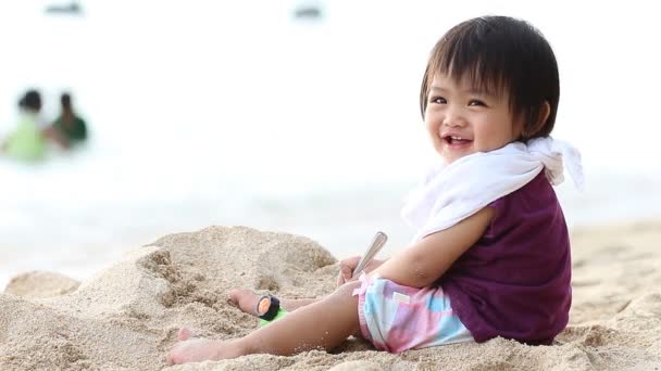 Ребенок счастлив играть на пляже — стоковое видео