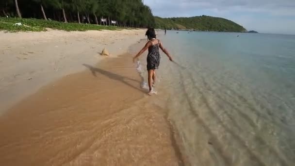 Crianças felizes correndo na praia — Vídeo de Stock