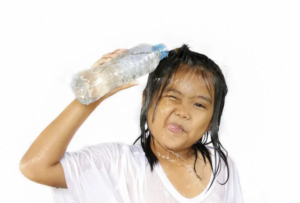 Kinderen giet waterlichaam — Stockfoto