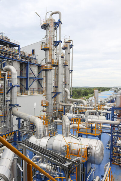 Structure of oil and chemical plant