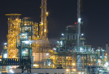 gece vakti rafineri sanayi fabrikası