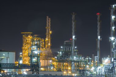 gece vakti rafineri sanayi fabrikası