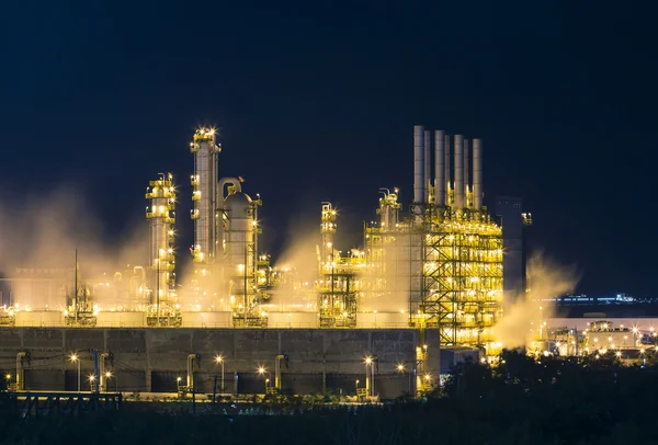 Escena nocturna de flujo de vapor en planta industrial —  Fotos de Stock