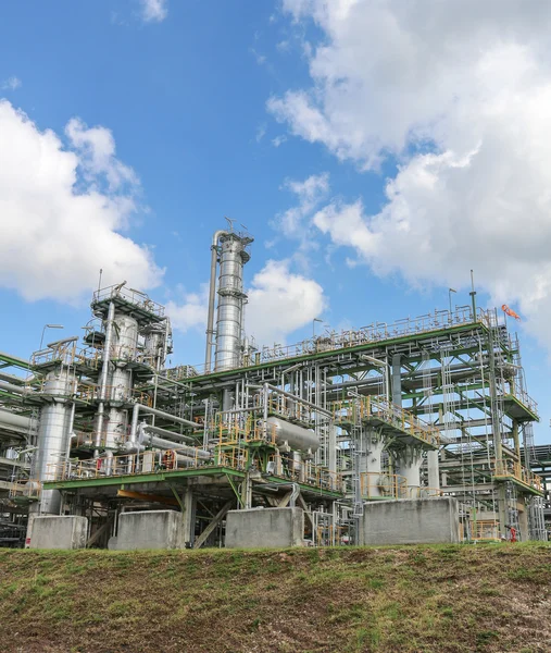 Torre de refinería en planta industrial — Foto de Stock