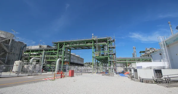 Raffinerie Installation industrielle avec ciel bleu — Photo