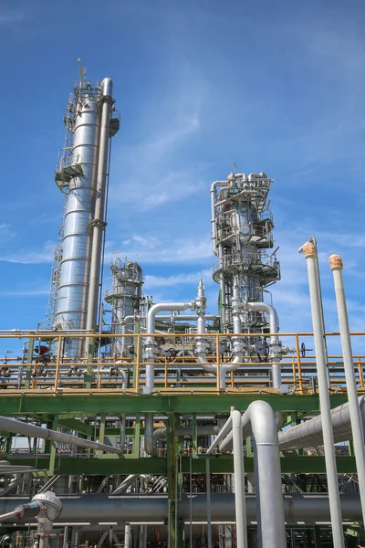 Torre de refinería en planta industrial — Foto de Stock