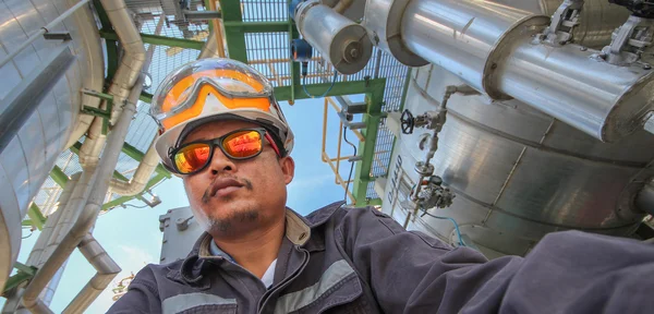 Ingenieur in Raffinerieanlage — Stockfoto