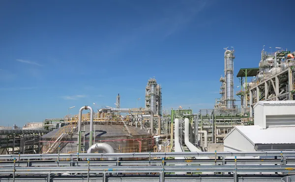 Olie en chemische fabriek met blauwe hemel — Stockfoto