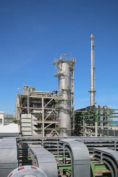 Нафтохімічний завод з блакитним небом — стокове фото