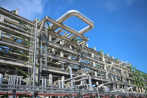 Struktura s potrubím v rafinerie — Stock fotografie