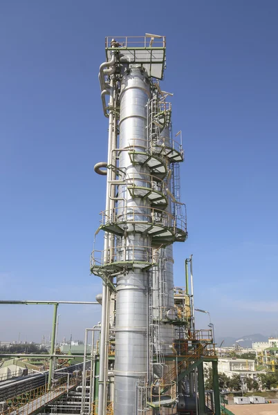 Raffinerieturm in Industrieanlage — Stockfoto